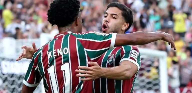 Keno e Nonato celebram gol do Fluminense sobre o Ulsan em partida do Mundial