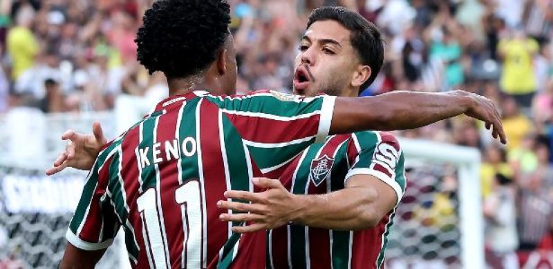 keno e nonato celebram gol do fluminense sobre o ulsan em partida do mundial