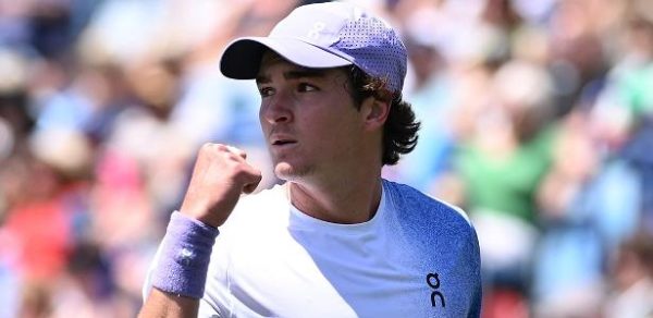 João Fonseca comemora durante vitória sobre Zizou Bergs, na primeira rodada de Eastbourne