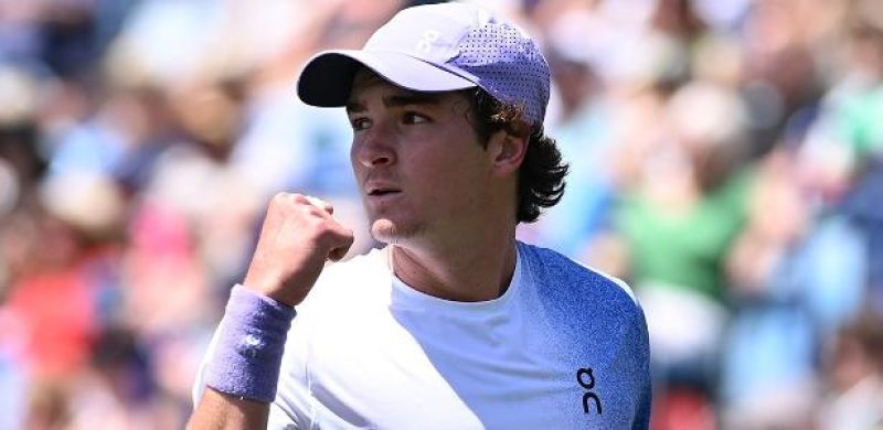 João Fonseca comemora durante vitória sobre Zizou Bergs, na primeira rodada de Eastbourne