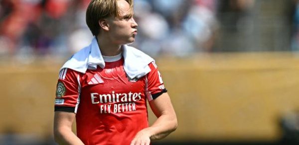 Schjelderup, atacante do Benfica, tenta se refrescar durante partida contra o Bayern, no Mundial de Clubes