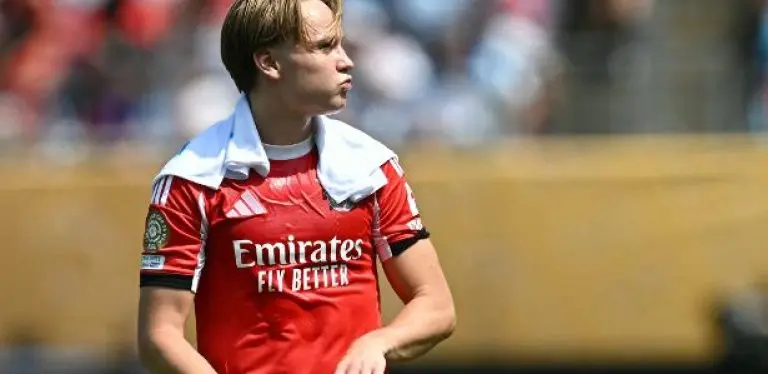 Schjelderup, atacante do Benfica, tenta se refrescar durante partida contra o Bayern, no Mundial de Clubes