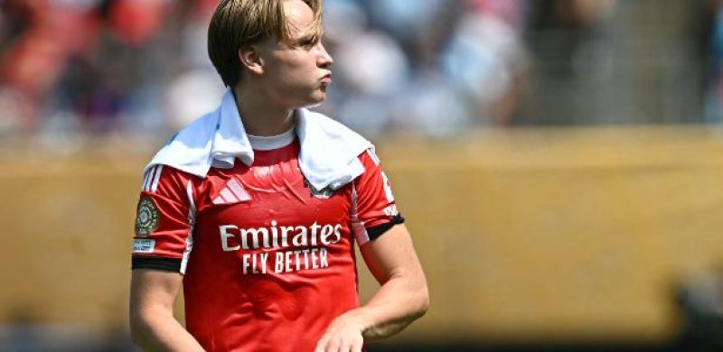 Schjelderup, atacante do Benfica, tenta se refrescar durante partida contra o Bayern, no Mundial de Clubes