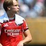 Schjelderup, atacante do Benfica, tenta se refrescar durante partida contra o Bayern, no Mundial de Clubes