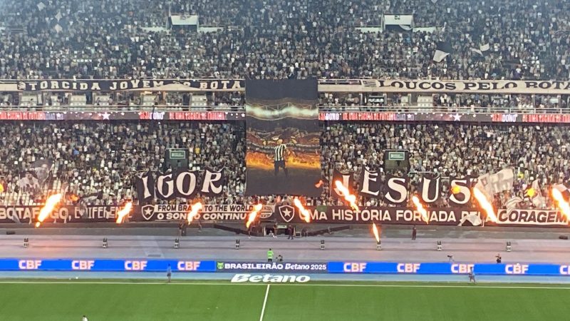 Igor Jesus recebe tributo dos torcedores e fala sobre sua saída do Botafogo: "Meu sonho é jogar em uma grande liga" | botafogo 1 Homenageado pela torcida, Igor Jesus explica saída do Botafogo: "Sonho de disputar uma grande liga" | botafogo