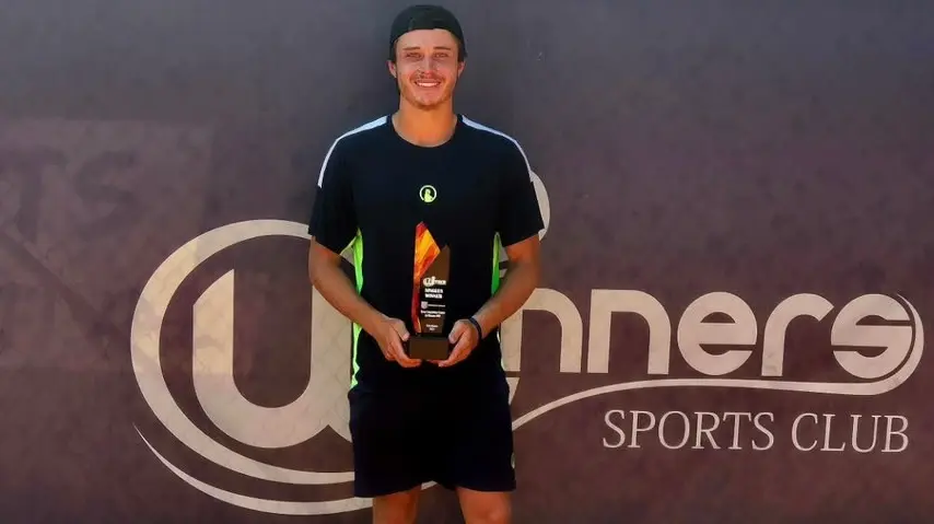 João Schiessl conquista seu terceiro título profissional, enquanto Saraiva fica com o segundo lugar na Tunísia. 1 João Schiessl garante 3º título profissional, Saraiva é vice na Tunísia