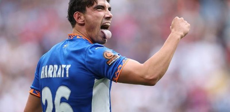 Kian Harratt, atacante do Oldham Athletic, comemora gol em Wembley