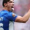 Kian Harratt, atacante do Oldham Athletic, comemora gol em Wembley