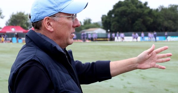 John Textor critica Artur Jorge por declarações sobre saída do Botafogo: 'Não volte e faça revisionismo. Decidiu ir embora e criou narrativa para colocar culpa em nós'