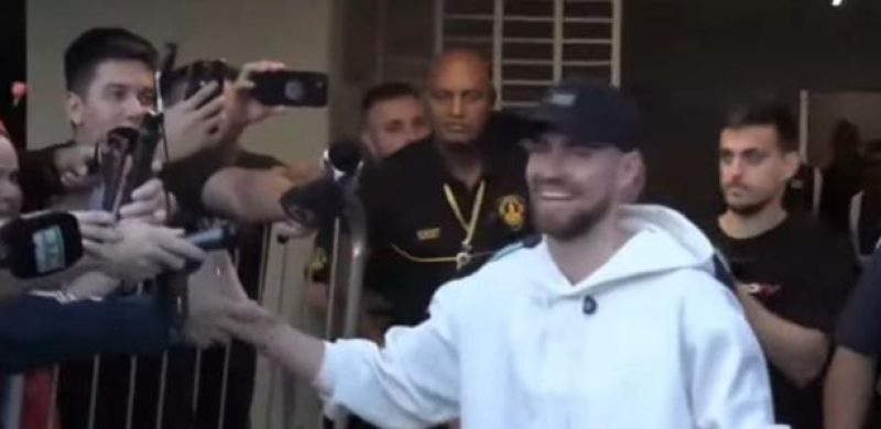 Jorginho desembarca no Rio e cumprimenta torcedores do Flamengo