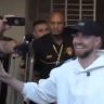 Jorginho desembarca no Rio e cumprimenta torcedores do Flamengo
