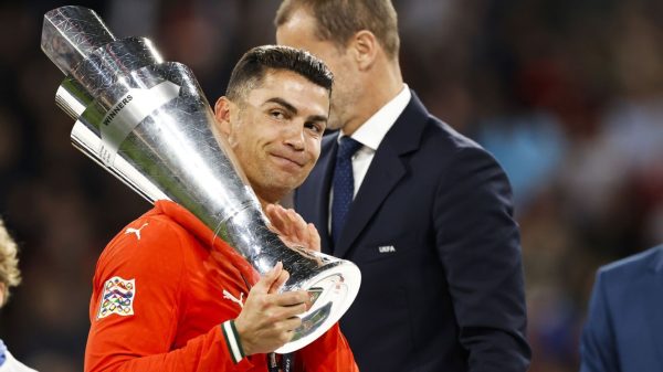 Jornais se rendem a CR7 após título e argentinos admitem: 'Tão grande quanto Messi'