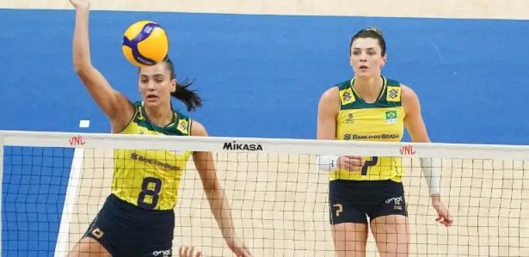 Júlia Kudiess, da seleção brasileira de vôlei, em jogo contra a Sérvia, pela Liga das Nações