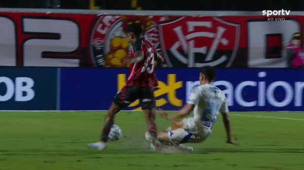 Lateral do Vitória passa por cirurgia e pode ficar até seis meses sem jogar: "Vou voltar ainda mais forte" | vitória