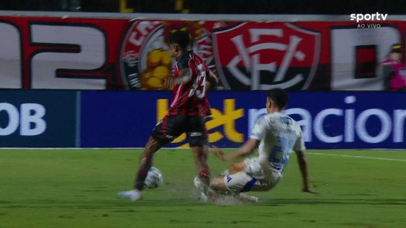 Lateral do Vitória passa por cirurgia e pode ficar até seis meses sem jogar: "Vou voltar ainda mais forte" | vitória