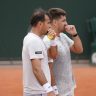 Luz e Dodig endurecem, mas param em favoritos nas quartas
