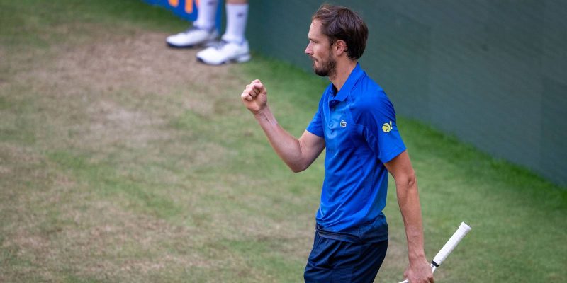Medvedev volta a superar Zverev e decide Halle contra Bublik