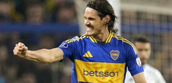 Cavani comemora gol do Boca Juniors sobre o Cruzeiro em jogo da Sul-Americana