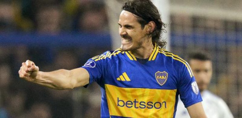 cavani comemora gol do boca juniors sobre o cruzeiro em jogo da sul-americana
