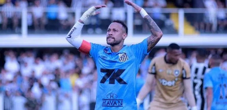 Neymar chama a torcida durante jogo do Santos contra o Botafogo, pelo Brasileirão