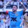 Neymar chama a torcida durante jogo do Santos contra o Botafogo, pelo Brasileirão
