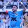 Neymar chama a torcida durante jogo do Santos contra o Botafogo, pelo Brasileirão