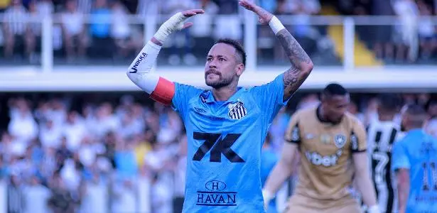 Neymar chama a torcida durante jogo do Santos contra o Botafogo, pelo Brasileirão