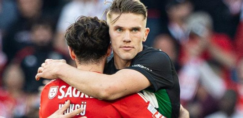 Gyokeres e Kokcu após jogo entre Benfica e Sporting no Campeonato Português