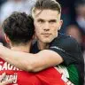 Gyokeres e Kokcu após jogo entre Benfica e Sporting no Campeonato Português