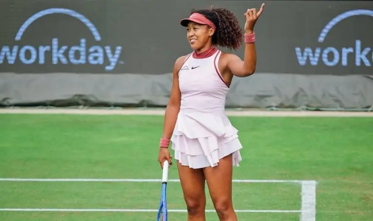 Osaka vence duelo de dois tiebreaks, Iga enfrenta Azarenka às 11h