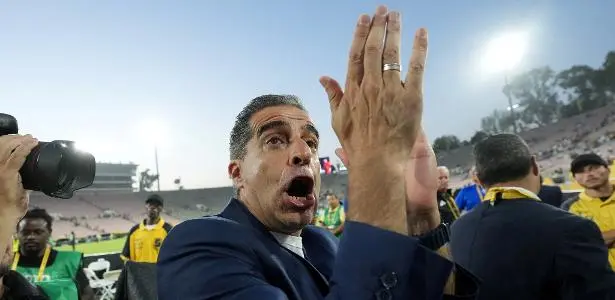 Paiva: "São esses jogos que a equipe aprecia. Total respeito, sem medo nenhum." 1 O técnico do Botafogo Renato Paiva comemora após vitória sobre o PSG