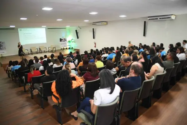Palestra sobre assedio moral para trabalhadoras do Suas Stephane Queiroz 4 scaled