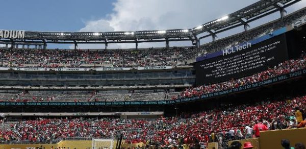 Recado no painel de LED do MetLife avisa sobre paralisação da partida entre Palmeiras e Al Ahly