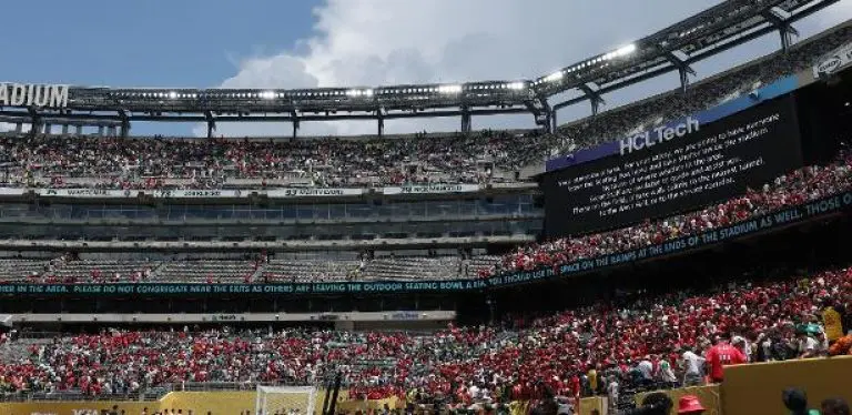 Recado no painel de LED do MetLife avisa sobre paralisação da partida entre Palmeiras e Al Ahly