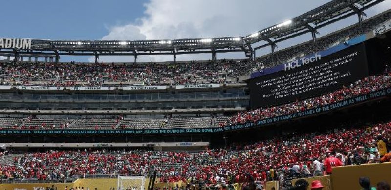 Recado no painel de LED do MetLife avisa sobre paralisação da partida entre Palmeiras e Al Ahly