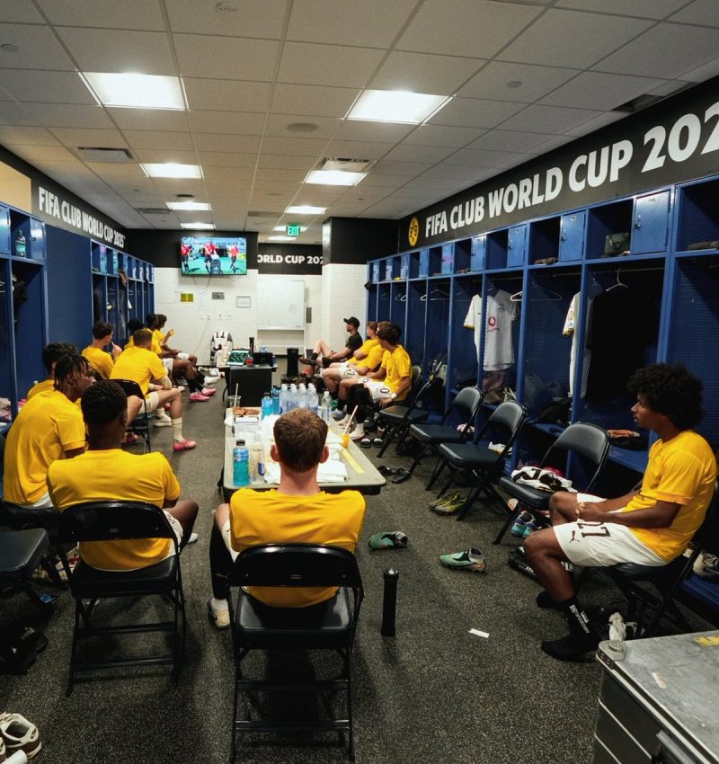 Para fugir do sol e do calor, reservas do Borussia Dortmund assistem ao 1º tempo contra o Mamelodi Sundowns do vestiário
