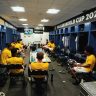 Para fugir do sol e do calor, reservas do Borussia Dortmund assistem ao 1º tempo contra o Mamelodi Sundowns do vestiário