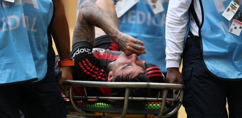 Pulgar deixa campo de maca durante jogo entre Flamengo e Bayern de Munique no Mundial de Clubes
