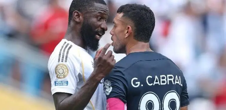 Rüdiger e Cabral discutem durante jogo entre Real Madrid e Pachuca no Mundial