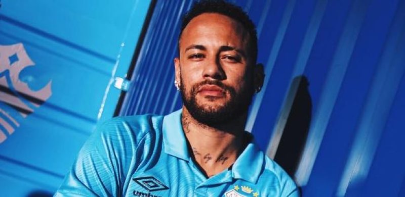 Neymar veste com nova camisa do Santos; uniforme é azul