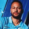 Neymar veste com nova camisa do Santos; uniforme é azul