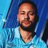 Neymar veste com nova camisa do Santos; uniforme é azul