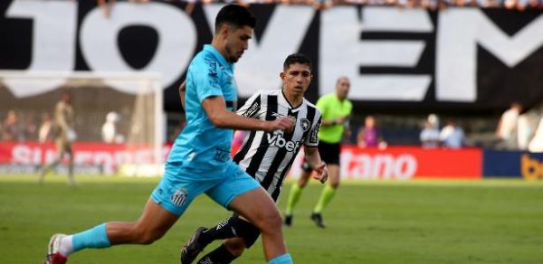 João Basso, do Santos, em ação contra o Botafogo, pelo Brasileirão