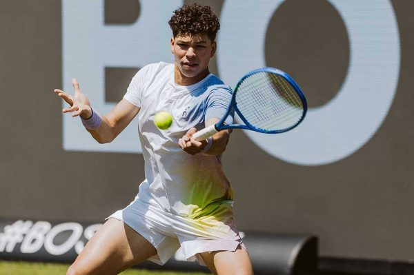Shelton vai à semi em Stuttgart e garante estreia no top 10