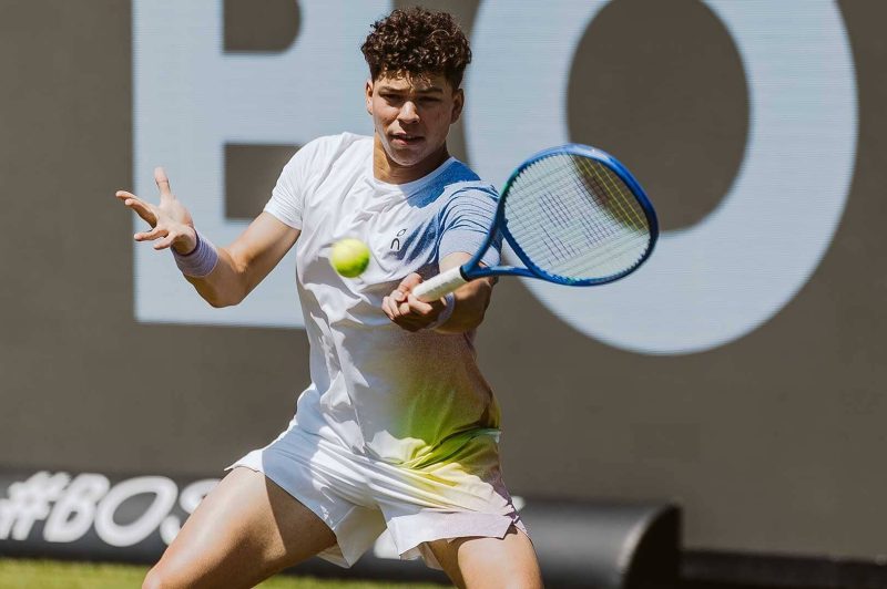 Shelton vai à semi em Stuttgart e garante estreia no top 10