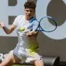 Shelton vai à semi em Stuttgart e garante estreia no top 10