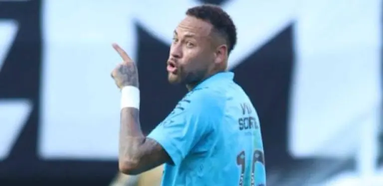 <p><strong>Síndrome de Estocolmo: Lavieri e Bira discutem a relação entre Santos e Neymar</strong></p>
<p>Lavieri e Bira fazem uma análise sobre a complexa relação entre o Santos Futebol Clube e Neymar, refletindo sobre como essa conexão pode ser interpretada à luz da Síndrome de Estocolmo. Eles exploram os sentimentos de apego e lealdade que o jogador pode ter em relação ao clube que o revelou, apesar das circunstâncias que muitas vezes envolvem transferências e negociações complicadas. A discussão destaca a dualidade de amor e conflito presente nessa dinâmica.</p> 27 Síndrome de Estocolmo? Lavieri e Bira debatem relação entre Santos e Neymar