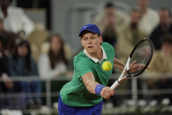 Sinner vence a 18ª seguida em Slam e volta às quartas em Paris