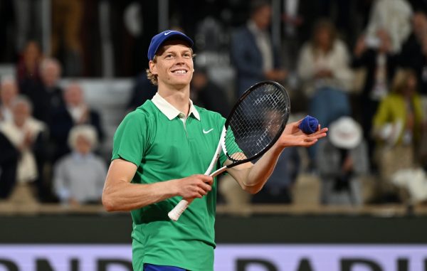 Sinner valoriza legado de Djokovic e tenta reverter histórico contra Alcaraz