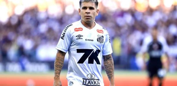 Soteldo em ação pelo Santos em jogo contra o Corinthians pelo Campeonato Brasileiro 2025